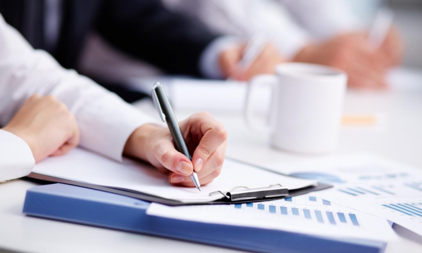 Moderne Lernumgebung mit digitalen Finanzanalyse-Tools und flexiblen Arbeitsplätzen