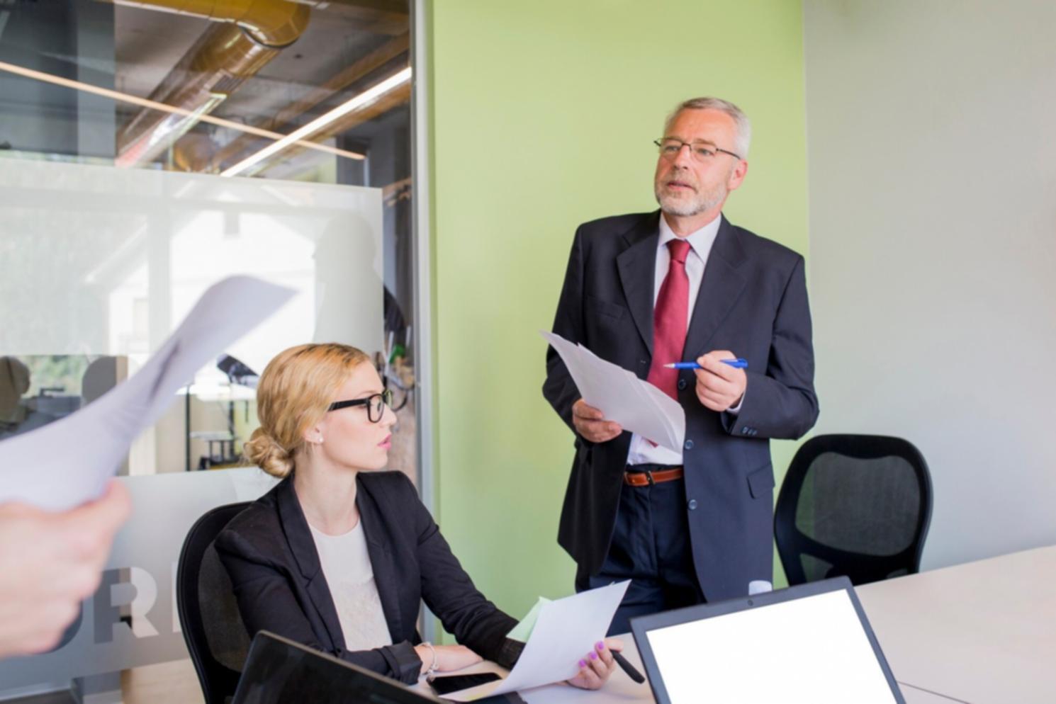 Detaillierte Finanzanalyse mit Diagrammen und Berechnungen auf dem Schreibtisch