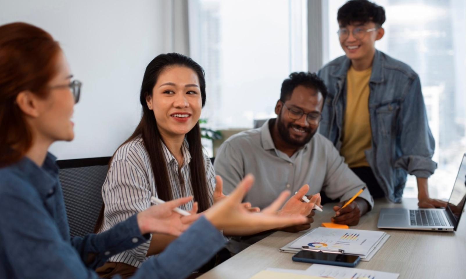 Finanzexperte bei der Datenanalyse am Bildschirm