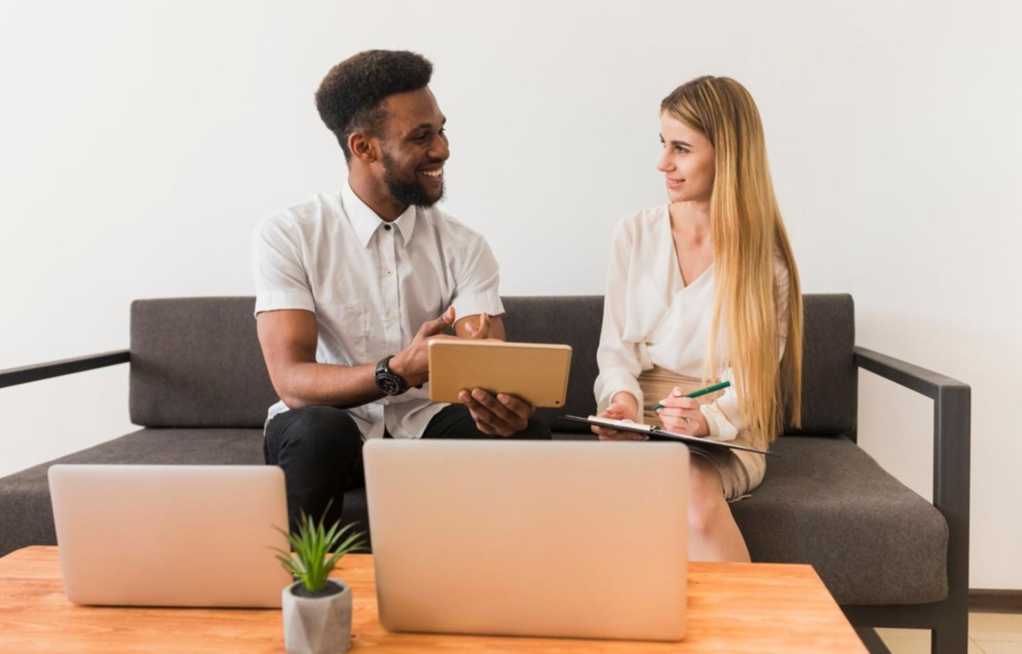 Seminarraum mit Teilnehmern bei interaktivem Finanzworkshop